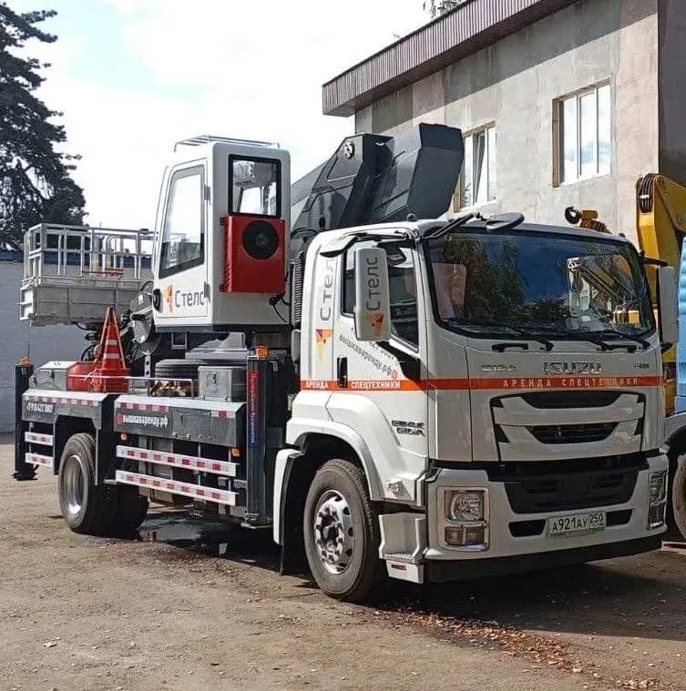 Автовышка Isuzu на базе в Балашихе